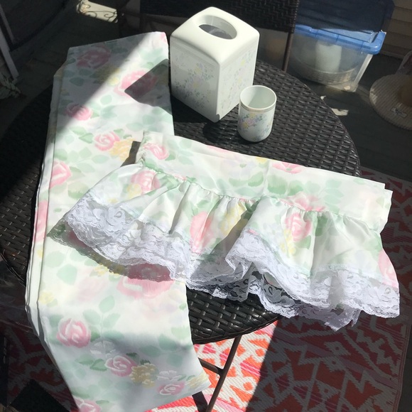 Saturday Knight Ltd. Floral 2 Piece Shower Curtain Set for babygurlxoxox - Picture 2 of 7